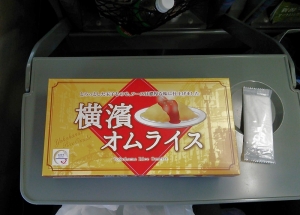 ひさしぶりの駅弁。時間が早いのでこれくらいで