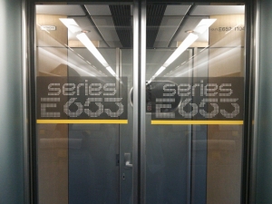ドアにE653表示は、鉄道ブームのたまもの？